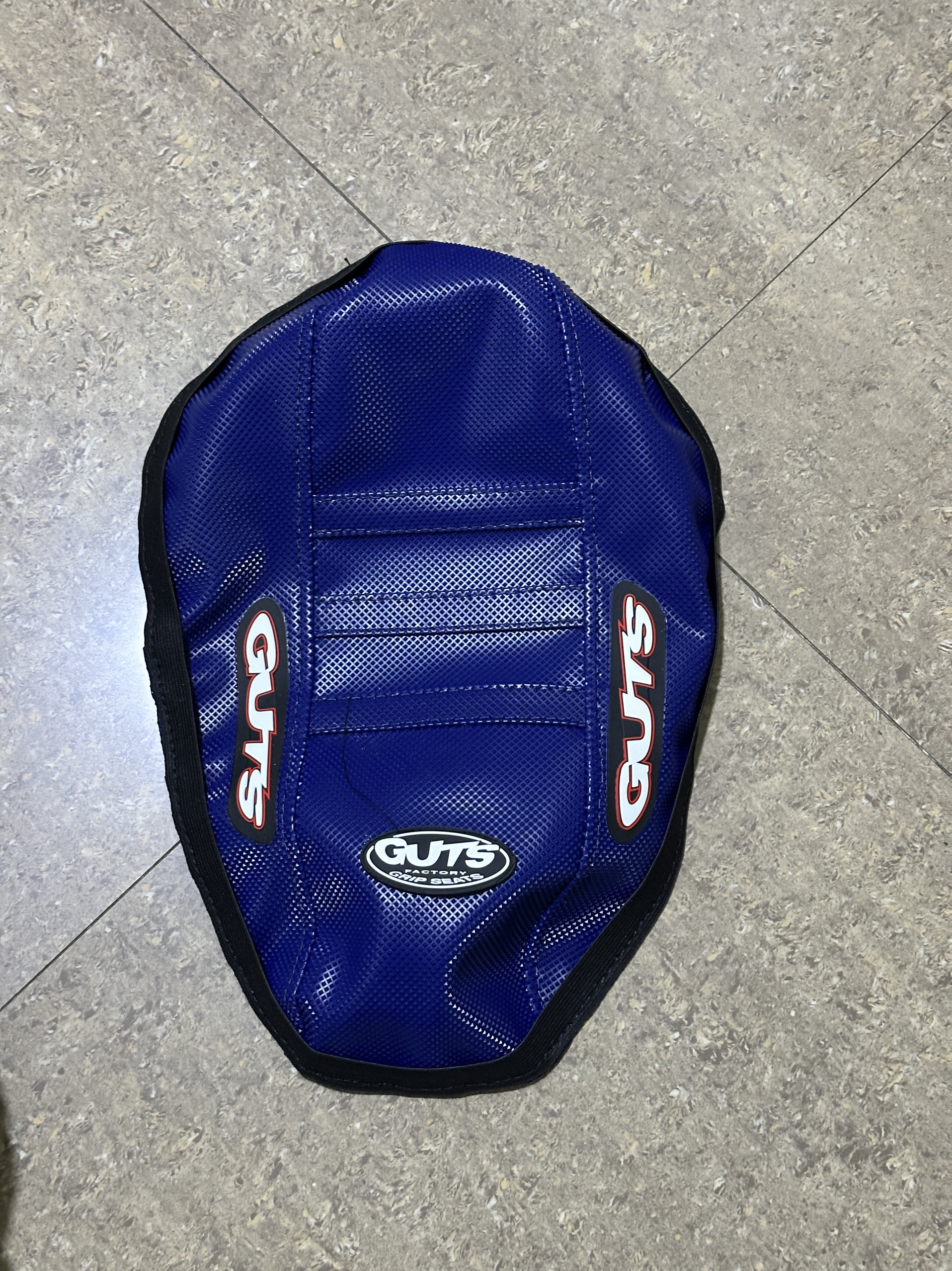 Cuir coussin bleu avec petite étiquette