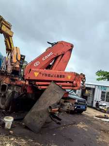 Camión rojo con grúa (capacidad de 20 toneladas) en venta a bajo precio. - Product Image 3