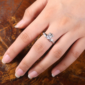 Anello creativo a forma di cuore con corona cava per donna, gioielli alla moda con design scintillante intarsiato - Product Image 4