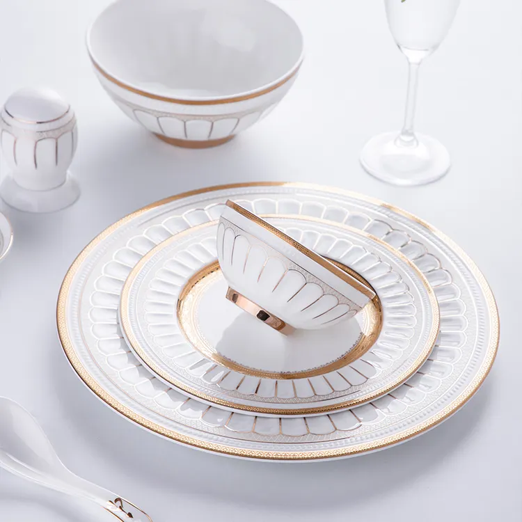 Chine fournisseur de vaisselle en céramique prix usine lave-vaisselle restaurant assiette en porcelaine blanche vaisselle avec bord de garniture en or