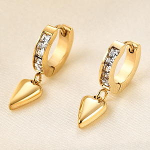 Pendientes Huggie en Forma de Corazón de 25MM, Acero Inoxidable Dorado con Zirconia Engastada en Canal, para Uso Diario - Product Image 1