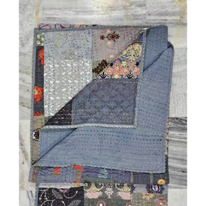 Drap de lit matelassé en soie Kambhadiya, patchwork Kantha indien vintage fait main, motifs uniques, style bohème, vêtements d'occasion - Product Image 3