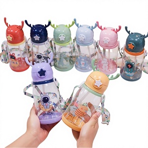 Nuova Tazza con Cannuccia per Bambini a Forma di Cartone Animato, Grande Capacità, Ecologica, con Tracolla, Regalo per Studenti, Uso Esterno, Vendita all'Ingrosso - Product Image 1