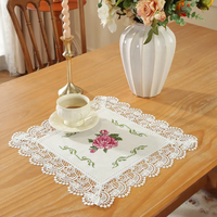 Nappe rectangulaire blanche moderne en dentelle florale brodée au point de croix, chemin de table soluble dans l'eau, idéal pour mariage, hôtel, maison