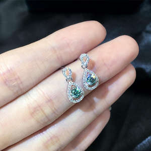 ต่างหูเพชรโมอิสซาไนต์ทรงหยดน้ำ ดีไซน์คลาสสิก ทันสมัย ชุบทองคำขาว ประดับเพชรทรงกลม 4 ขา จาก Tianyu Gems - Product Image 5