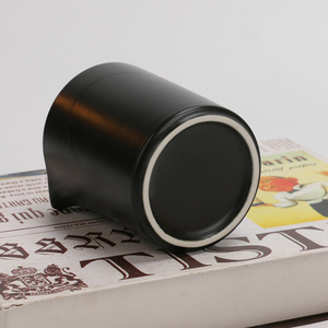 Venta al por mayor de lujosos tarros de cerámica negros para velas con boquilla, tarros de cerámica mate blancos para velas de masaje, para decoración de mesas y habitaciones. - Product Image 3