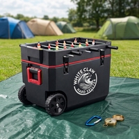 Glacière compacte en plastique rouge de 60 L avec mini table de baby-foot pour fêtes de famille, intérieur et extérieur, avec logo promotionnel