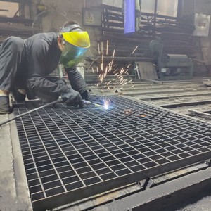 <span class=keywords><strong>Prix</strong></span> de fabrication platelage en acier grille de pont passerelle caillebotis en acier trottoir drainage grille plaque de couverture - Product Image 2