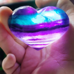 Corazón de Fluorita Arcoíris Natural Tallado, Gema, Amuleto, Rodillo Dérmico, Artesanía de Cristal, Regalo de Halloween, Decoración de Halloween - Product Image 2
