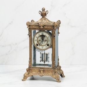 Horloge de cheminée antique en laiton à pendule à <span class=keywords><strong>mercure</strong></span>, avec boîtier à façade bombée, répétiteur 7 jours et échappement Brocot visible - Product Image 1