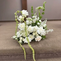 Arrangement floral réaliste en fleurs artificielles blanches et vertes pour centre de table de mariage : Hortensia, Rose, Calla Lily