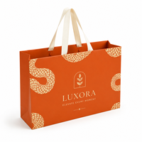Sac cadeau en papier d'art couché blanc brillant, fabriqué sur mesure, impression feuille d'or, style minimaliste de luxe pour la marque de vêtements et de mode