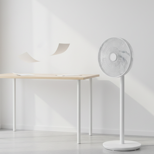 Ventilateur sur pied RUNAL 12 pouces en plastique blanc 24 volts, refroidissement par air, télécommande, batterie rechargeable, hauteur réglable pour la pièce - Product Image 1