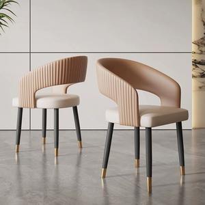 Nouvelle <span class=keywords><strong>chaise</strong></span> <span class=keywords><strong>de</strong></span> salle à manger <span class=keywords><strong>de</strong></span> luxe |   <span class=keywords><strong>Chaise</strong></span> à dossier cannelé minimaliste italienne moderne |   Pieds en métal doré pour la maison, l'hôtel et le salon - Product Image 2