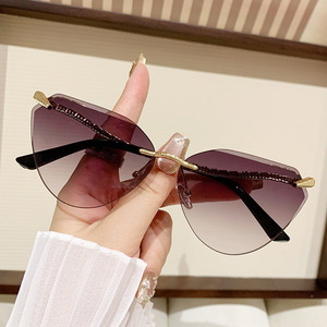 Snake-leg <b>Frameless</b> Cat-eye Sunglasses Women Oversized UV400 Sun Protection PC Lens Black <b>Frame</b> Grey Lens - Product Image 2
