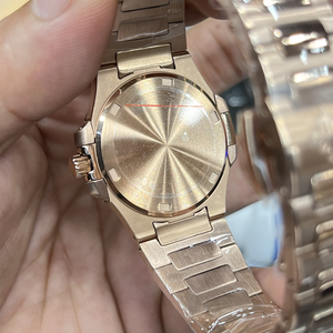 Montre de luxe pour femme en métal rose sertie de diamants, style minimaliste classique, personnalisable. - Product Image 5