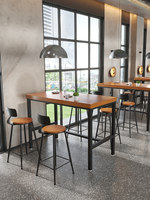 Table de bar industrielle en bois massif avec dossier et tabourets de bar, structure en métal noir, comptoir haut pour café, bar, pub, restaurant