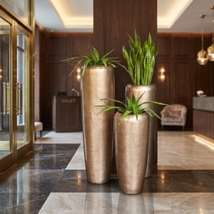 Ensemble de jardinières en fibre de verre sur mesure, pots à fleurs hauts en bronze antique métallisé, jardinières décoratives de luxe pour la décoration des halls d'hôtel et des complexes hôteliers - Product Image 6