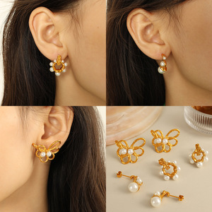ต่างหูมุกทรงดอกไม้ มุกสีขาว สีทอง เกรด AA แบบติดกรงเล็บ ใส่ได้ทุกวัน - Product Image 4