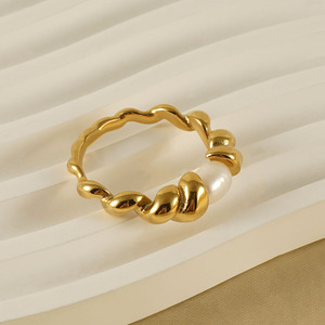 Anillos de Moda de Acero Inoxidable con Baño de Oro de 18k para Mujer, con una Sola Perla de Agua Dulce en Forma de Croissant - Product Image 3
