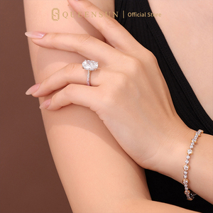 Anello di Lusso in Oro Giallo e Bianco 18K con Diamante Ovale e Halo Nascosto Rosa Bicolore Stile Celebrità per Fidanzamento - Product Image 3