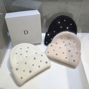 Vente en gros de bonnets d'hiver tricotés personnalisés pour femmes, bonnets en fourrure de lapin avec strass pour femmes - Product Image 1