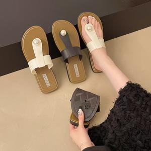 Zapatos de playa de suela blanda, versátiles y a la moda, para usar con pantuflas planas informales para mujer. - Product Image 4