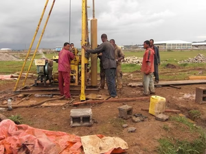 100 מ '150 מ' dth 200 מ '300 מ' 400 מ '600 מ' 800 מ 'משאית ניידת סלעית מים חור היטב קידוח מכונת למכירה פיליפין - Product Image 2