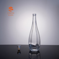 750ml waterdruppelvormige glazen fles, helder glas, verticaal gefacetteerd, lege glazen fles voor wodka, brandewijn, wijn, met kurk.