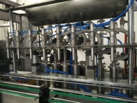 Línea de Embotellado Lineal de Aceite de Cocina de Producción Masiva de 400-2000 BPH, Incluye Empaquetado en Cajas y Paletización para Cubetas Cuadradas