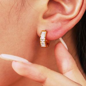 Boucles d'oreilles créoles en acier inoxydable plaqué or véritable 18 carats de style européen et américain, avec rangée de diamants, forme de fleur tendance, zircon, luxe léger et élégant - Product Image 4