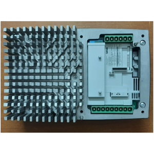 Garantie d'un an Automatisation industrielle E82MV302-4B151 E82MV402-4B001 E82MV402-4B151 Variateur Lenze E8220 - Product Image 1