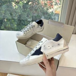 Zapatillas de diseñador de cuero genuino de ganso blanco, antideslizantes y cómodas, estilo casual para caminar sobre superficies sucias. - Product Image 1