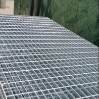 Marches d'escalier en acier galvanisé antidérapantes et anticorrosion pour une sécurité accrue