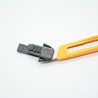 Couteau utilitaire en plastique à poignée ABS rétractable en acier à haute teneur en carbone de 9mm pour découpe de carton de cartons de boîtes OEM/ODM