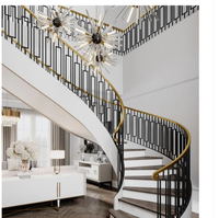 Escalier intérieur courbé de luxe avec poutres en acier courbées, marches en marbre et garde-corps en verre