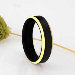 Bague de mariage pour homme en carbure de tungstène noir mat brossé de 4 mm, 6 mm, 8 mm avec bord biseauté doré – Vente en gros - Product Image 4