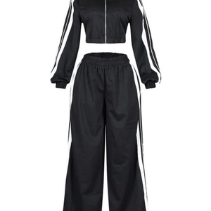 Conjunto Deportivo de Mujer, Estilo 2025, Chaqueta Corta con Cierre y Pantalones Anchos a Rayas Blancas y Negras - Product Image 3