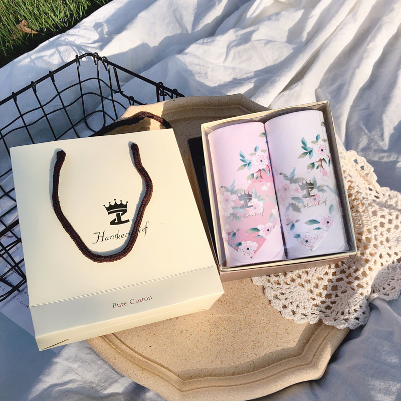 1 boîte cadeau blanche rose 1 emballée