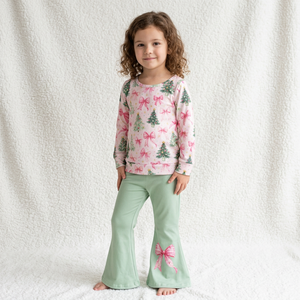 Ensemble de pyjamas pour filles en spandex/polyester écologique pour Noël, sans manches, imprimé nœud rose et sapin, pantalon vert confortable à bas évasé - Product Image 1