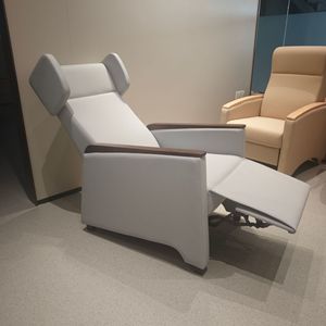 Silla reclinable de hospital con reposabrazos de madera maciza para uso en infusión ambulatoria, modelo 9609 - Product Image 2