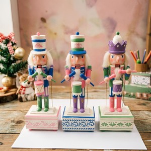 ต้นคริสต์มาสสีมาการอง ซีรีส์นัทแครกเกอร์ ของตกแต่งคริสต์มาสสไตล์ยุโรป งานฝีมือสร้างสรรค์สำหรับตกแต่งบ้าน - Product Image 3