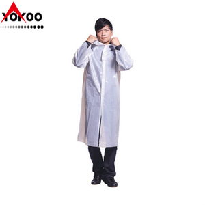 Impermeable desechable Yokoo para adultos con capucha y botones para viajes y uso al aire libre - Product Image 2