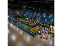 Parc d'aventure et de trampolines intérieur sur le thème de l'espace, avec terrain de football, tir à l'arc et café, conçu sur mesure pour centre commercial