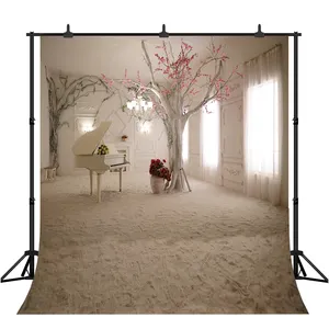 結婚式の写真撮影の背景屋内の白いピアノと長いカーテンの背景花の結婚式のロマンチックな背景写真