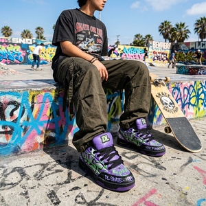 Baskets de skate basses rembourrées Y2K personnalisées avec lacets épais, en cuir imprimé graffiti, soutien de la voûte plantaire, respirantes et color block - Product Image 3