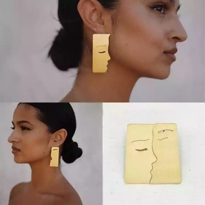 Orecchini a Forma di Bacio Personalizzati, Grandi Orecchini a Perno Dorati, Gioielli Geometrici da Donna, Accessorio per San Valentino - Product Image 5