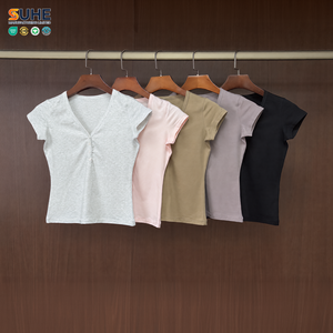 T-shirt Henley pour femme, coupe ajustée, col en V, manches courtes, 92% coton, 8% élasthanne, style vintage, personnalisable SUHE OEM. - Product Image 3