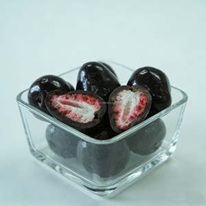 Vente en gros d'usine : Fraises lyophilisées enrobées de chocolat noir 100% naturel, collation sucrée de haute qualité à <span class=keywords><strong>prix</strong></span> compétitif - Product Image 4