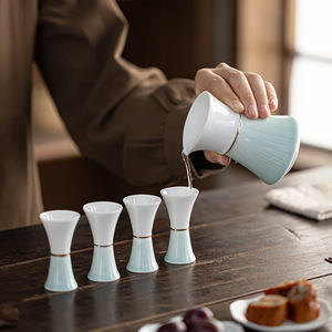Juego de vino de cerámica estilo chino, decantador de porcelana con 4 tazas para uso doméstico, empaque en caja de regalo. - Product Image 2